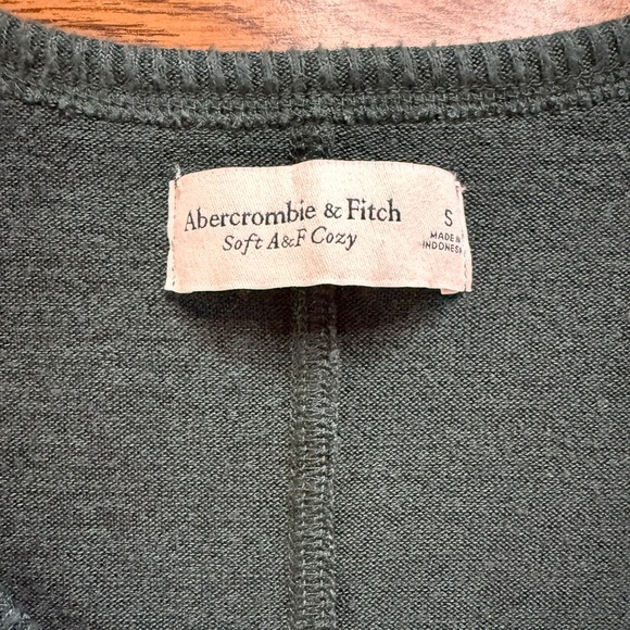 Abercrombie & Fitch Green Long Sleeve Soft A&F Lightweight Sweater, Size S - Picture 2 of 4